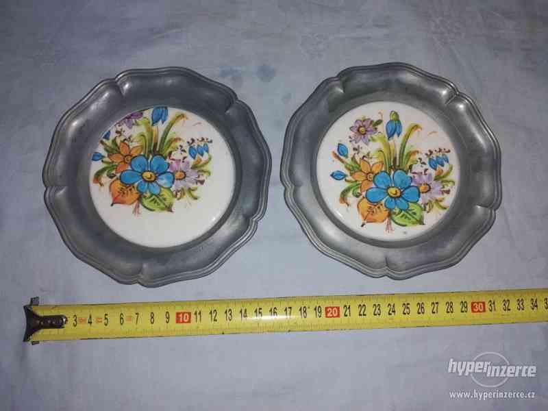 2ks Cínovo-porcelánových talířků - motiv květin - foto 1