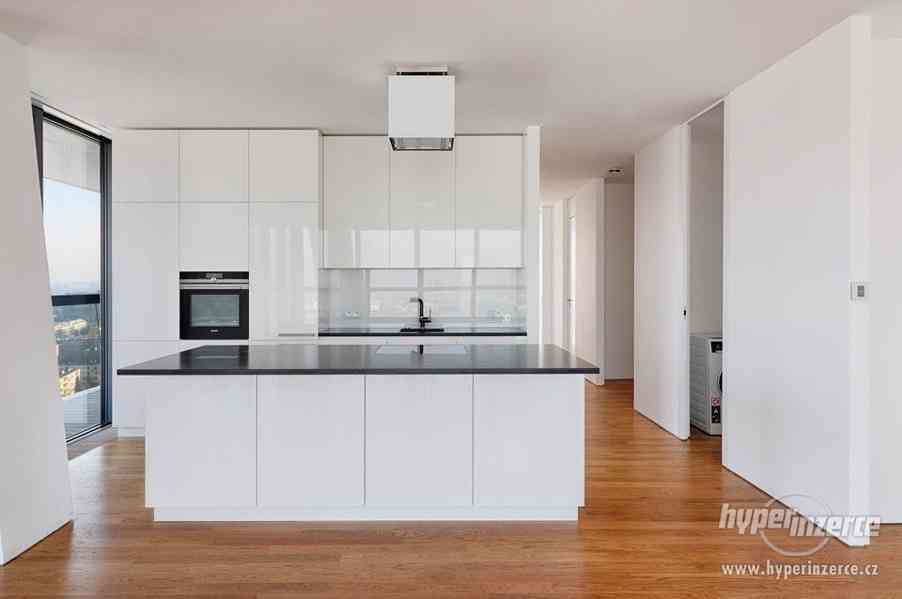 Pronájem vybaveného bytu 3kk(175,2m2), terasy, dvě parkovací místa, sklep, V Tower - foto 24
