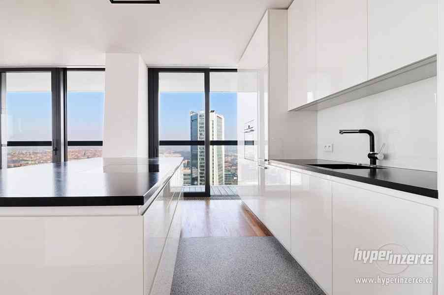 Pronájem vybaveného bytu 3kk(175,2m2), terasy, dvě parkovací místa, sklep, V Tower - foto 27