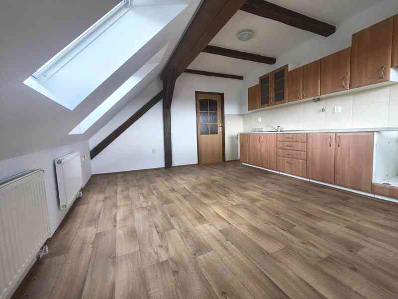 Jaroměř - Pronájem podkrovního prostorného bytu 157 m2 - foto 2