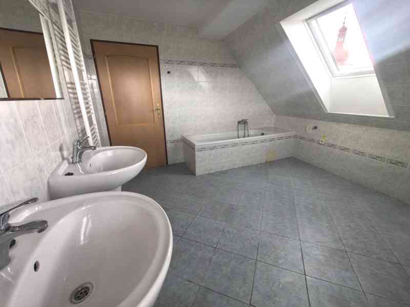 Jaroměř - Pronájem podkrovního prostorného bytu 157 m2 - foto 11