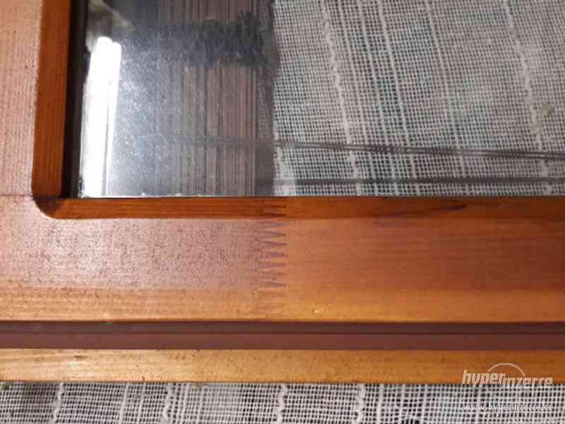 Dřevěné balkonové dveře se žaluzií. - foto 6