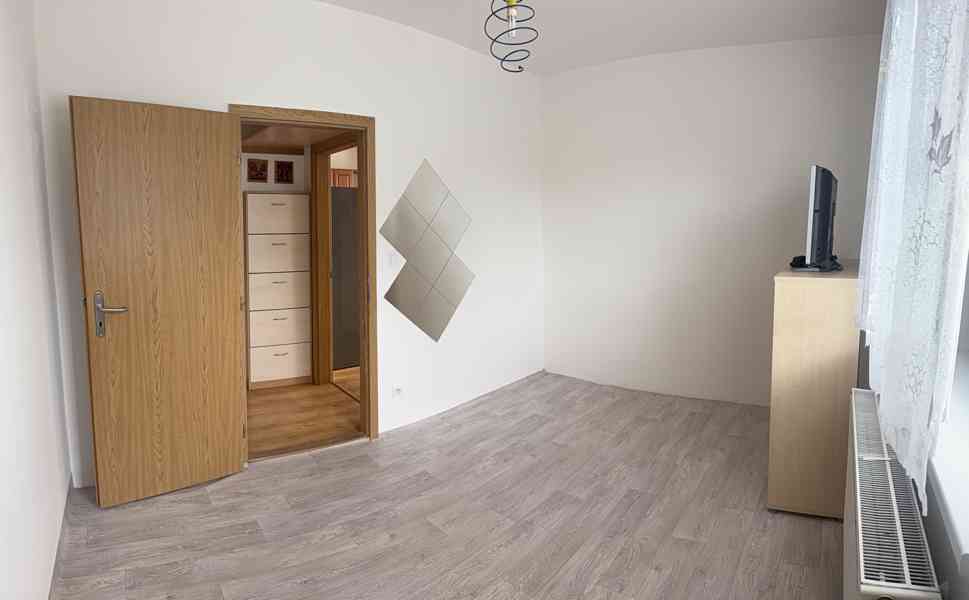 PRONÁJEM CIHLOVÉHO BYTU 2+KK VE ŠLAPANICÍCH U BRNA   - foto 13