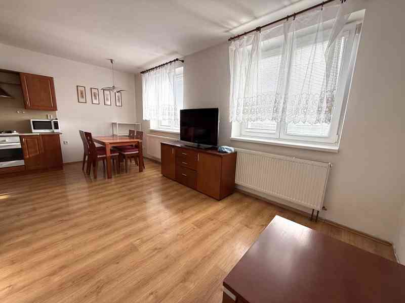 PRONÁJEM CIHLOVÉHO BYTU 2+KK VE ŠLAPANICÍCH U BRNA   - foto 8