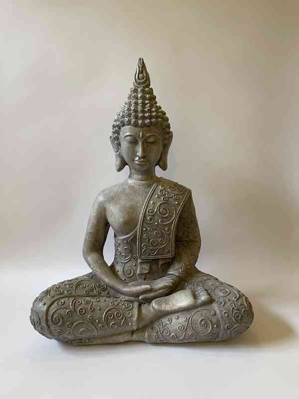 Buddha sedící - šedá socha - foto 1