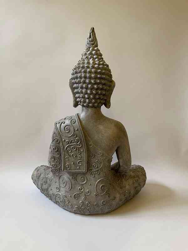 Buddha sedící - šedá socha - foto 4