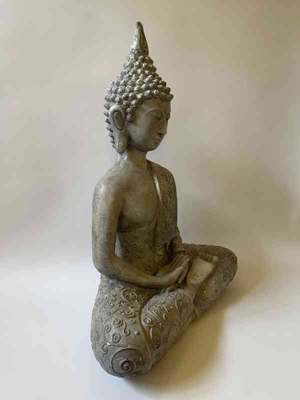 Buddha sedící - šedá socha - foto 3