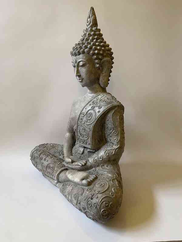 Buddha sedící - šedá socha - foto 2