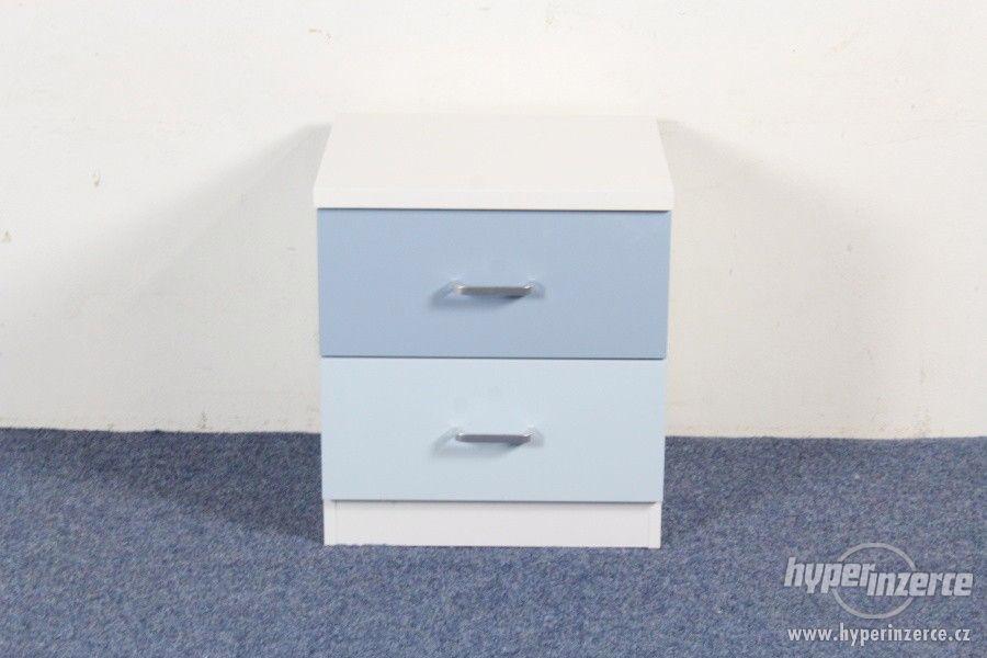 Noční stolek se dvěma modrými šuplíky - foto 1