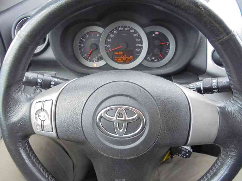 Toyota RAV 4 2.0i 4x4 benzín 112kw - foto 10