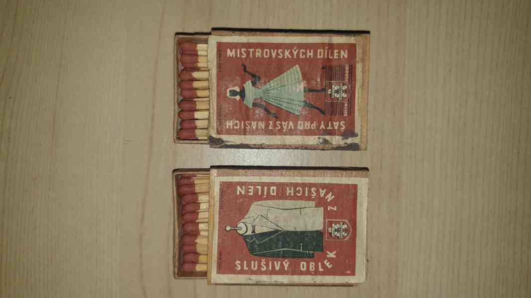 Staré dýhované krabičky se zápalkami. 