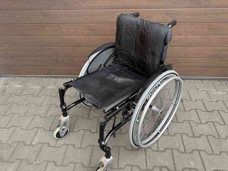 Mechanický invalidní vozík bez podnoží, 43 cm šíře sedu - foto 2