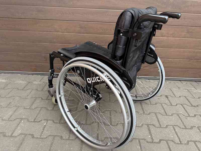 Mechanický invalidní vozík bez podnoží, 43 cm šíře sedu - foto 5