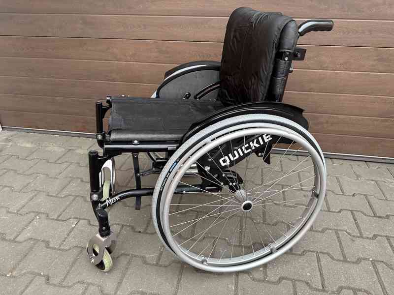 Mechanický invalidní vozík bez podnoží, 43 cm šíře sedu - foto 3