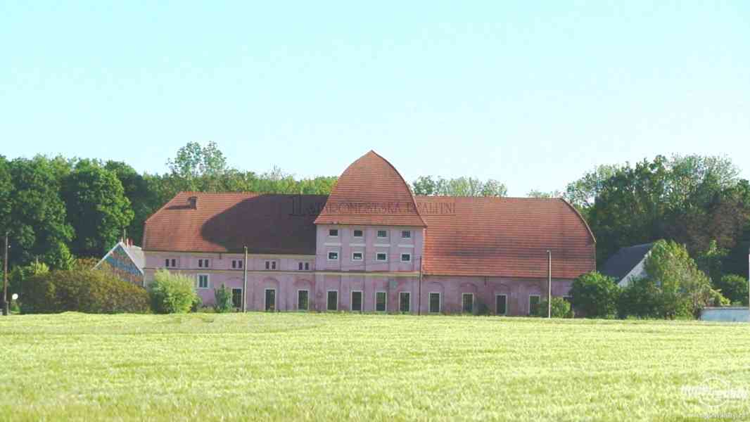Velká zemědělská usedlost nazývaná Dařenice - barokní statek vybudovaný jako panský hospodářský dvůr - foto 31