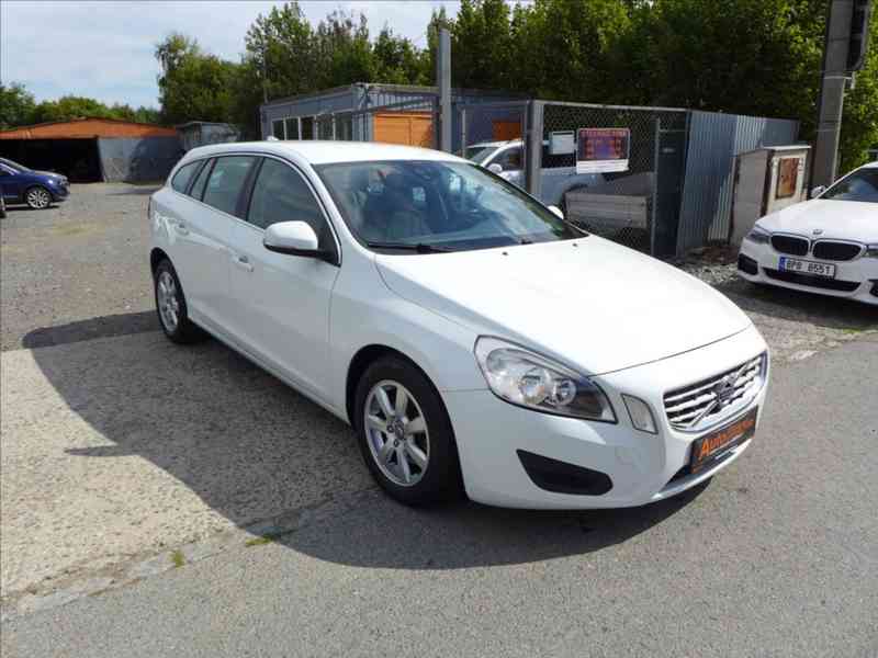 Volvo V60 1,6 D DIGI AC, SERVIS, 1.MAJ - foto 2