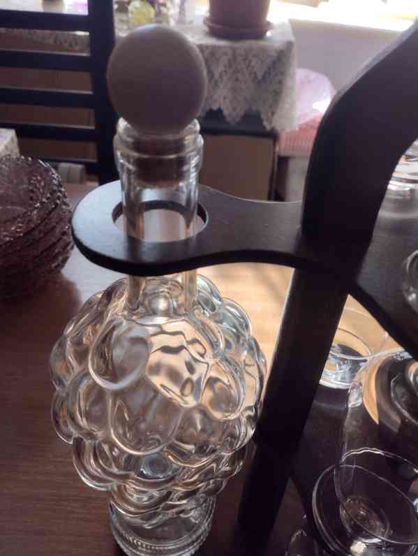 karafa + 4 sklenky na dřevěném stojanu - foto 2