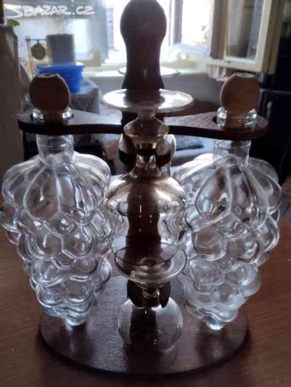 karafa + 4 sklenky na dřevěném stojanu - foto 4