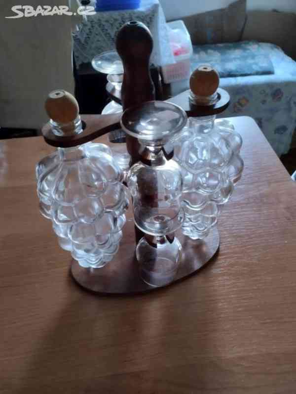 karafa + 4 sklenky na dřevěném stojanu - foto 3