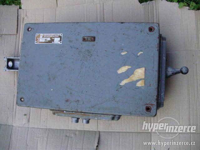 Litinový nástěnný rozvaděč-skříň s hlavním vypínačem - foto 1