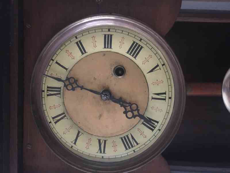 Staré dřevěné závěsné hodiny - foto 2