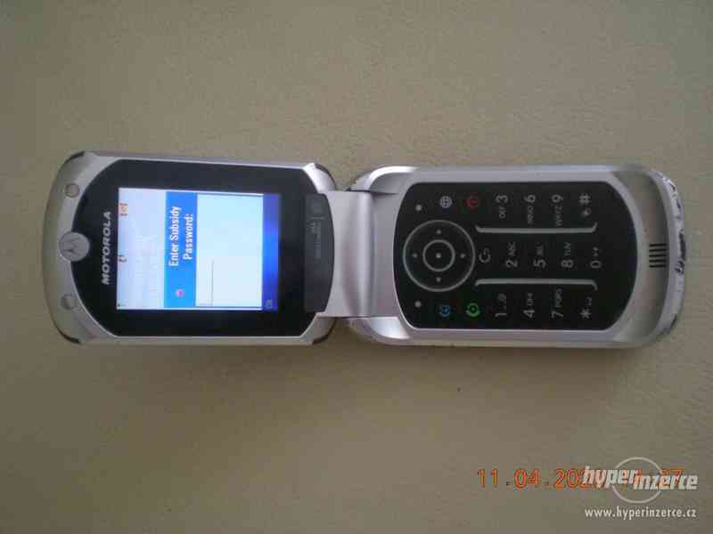 Motorola E1070 - véčkový mobilní telefon - foto 2