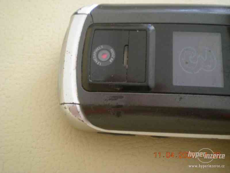Motorola E1070 - véčkový mobilní telefon - foto 4