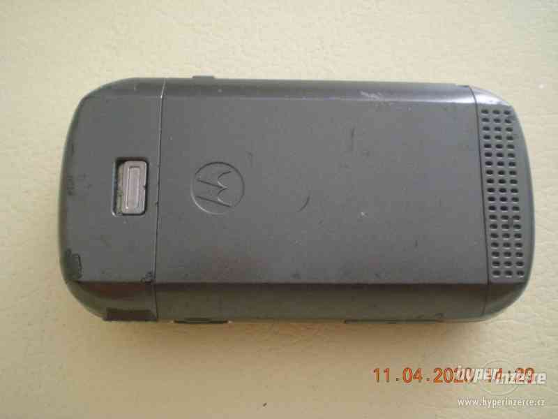 Motorola E1070 - véčkový mobilní telefon - foto 9