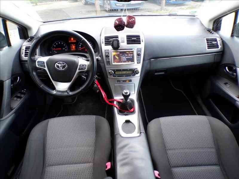 Toyota Avensis 1,8 VVTi KAMERA,WEBASTO,TAŽNÉ ZAŘ. - foto 5