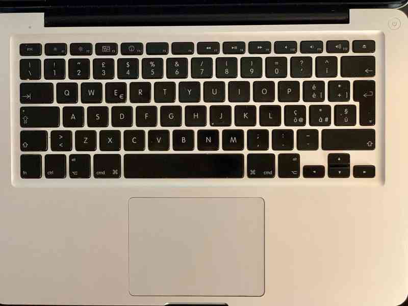 MacBook 13" Late 2008 – 8GB RAM, 256GB SSD, nová baterie - foto 5
