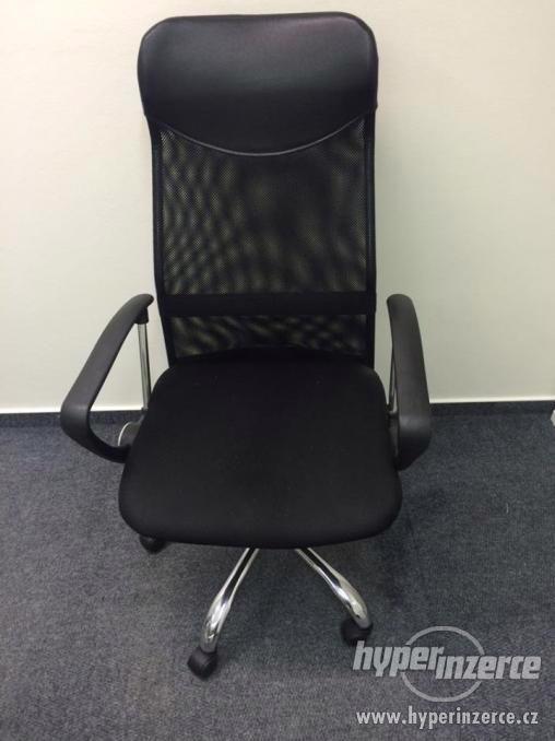 Černá otočná židle - foto 1