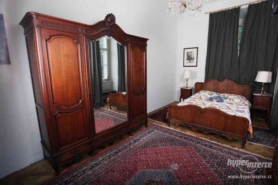 Dubová ložnice Ludvík XV s velkou postelí - foto 1