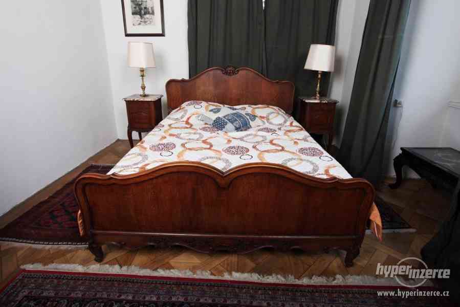 Dubová ložnice Ludvík XV s velkou postelí - foto 2