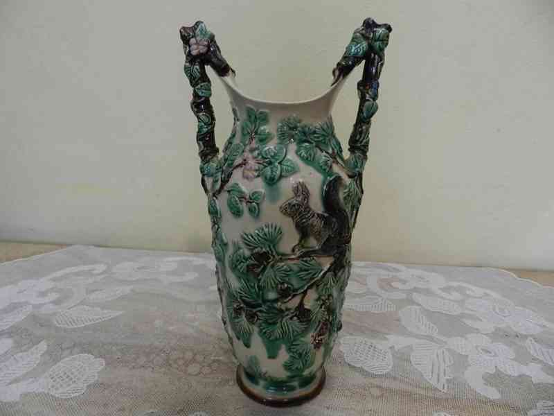 Krásná secesní ručně malovaná Váza Veverky Majolika - foto 5