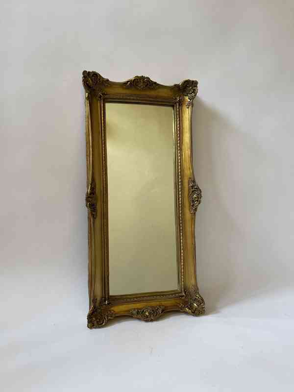 Nástěnné zrcadlo ve zlatém zdobeném rámu - foto 1