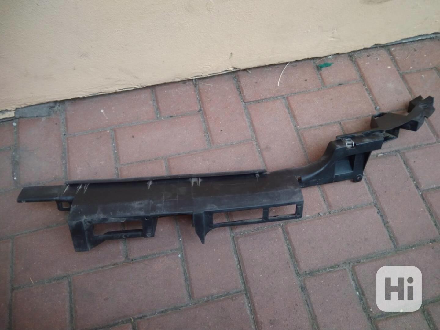 Střední pravý držák zadního nárazníku Peugeot/Citroen - foto 1