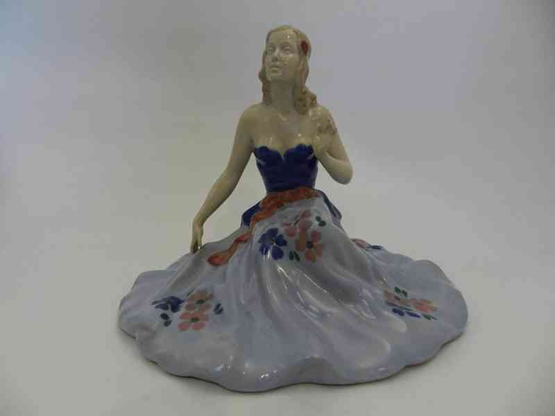 Hezká porcelánová plastika Žena Dívka v šatech Royal Dux