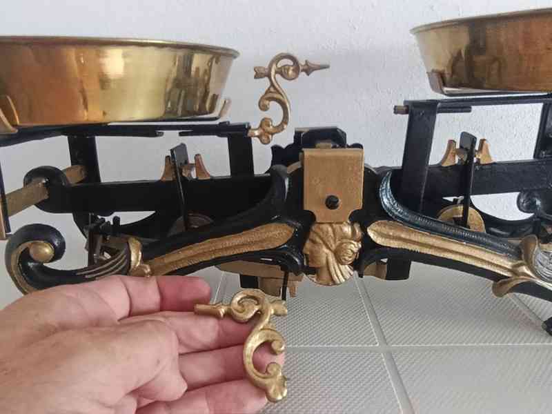 Starožitná dvoumisková váha po renovaci, mosazné misky  - foto 10