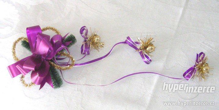závěsná vánoční dekorace s fialovou mašlí - foto 1