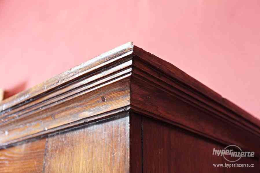 Pozdně renesanční skříň zdobená intarzií - foto 8
