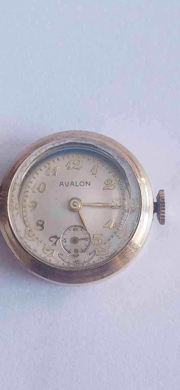 Vintage pozlacené dámské náramkové hodinky AVALON s monogram - foto 9
