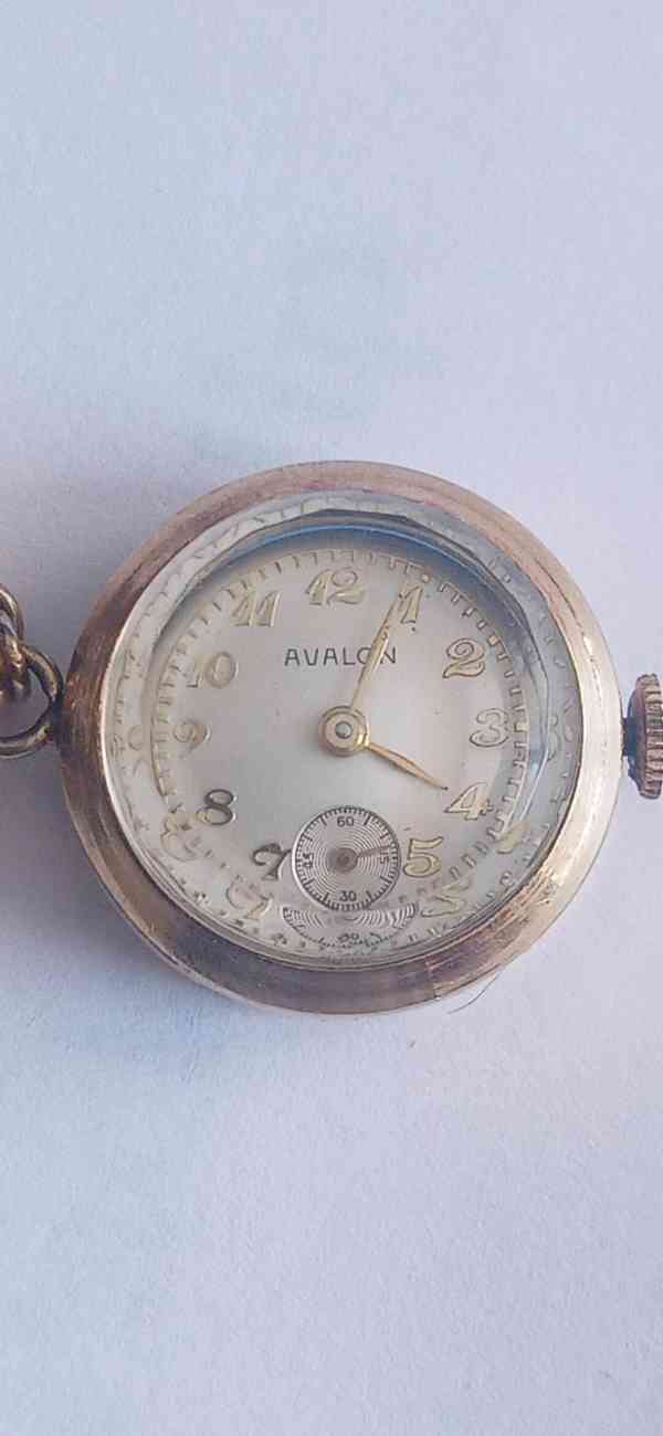 Vintage pozlacené dámské náramkové hodinky AVALON s monogram - foto 8