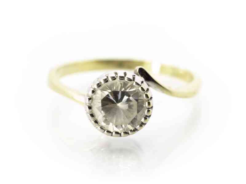 Zlatý prsten s blýskavým kamenem, vel. 54 - foto 1