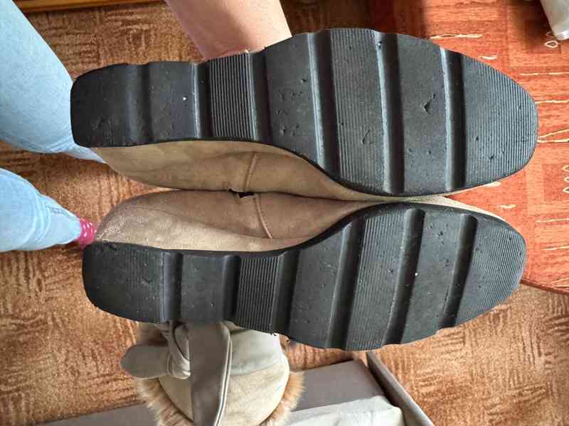 Krásné dámské semišové zimní kozačky s pravým kožíškem - foto 8