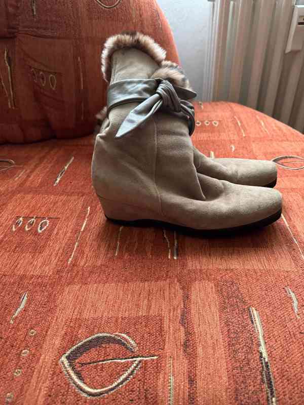 Krásné dámské semišové zimní kozačky s pravým kožíškem - foto 2