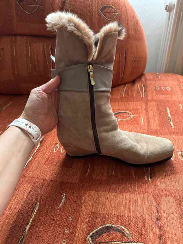 Krásné dámské semišové zimní kozačky s pravým kožíškem - foto 6