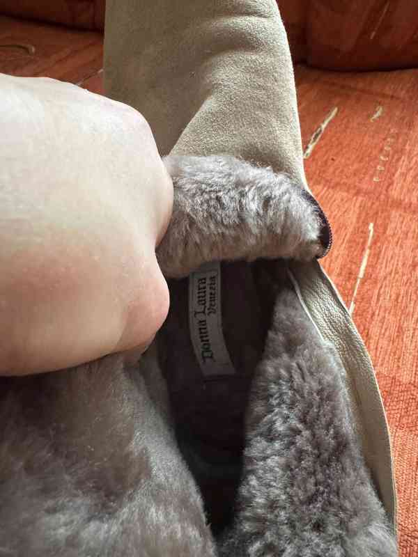 Krásné dámské semišové zimní kozačky s pravým kožíškem - foto 5