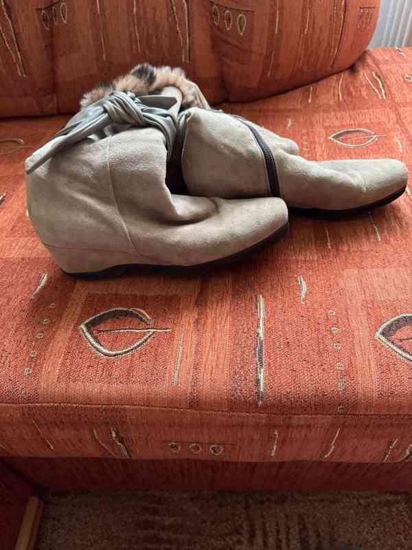 Krásné dámské semišové zimní kozačky s pravým kožíškem - foto 7