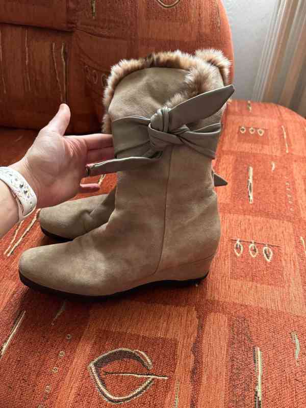 Krásné dámské semišové zimní kozačky s pravým kožíškem - foto 4