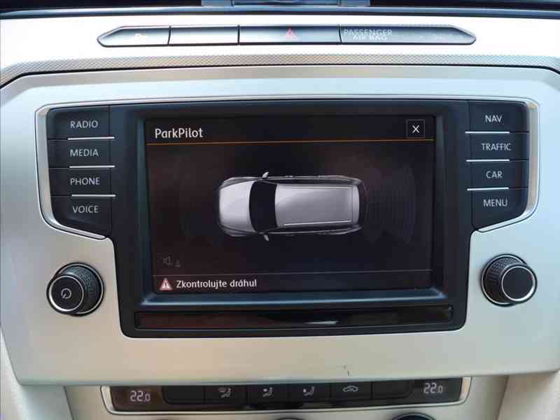 Volkswagen Passat 1,6 TDI COMFORTLINE 1.MAJITEL - foto 13